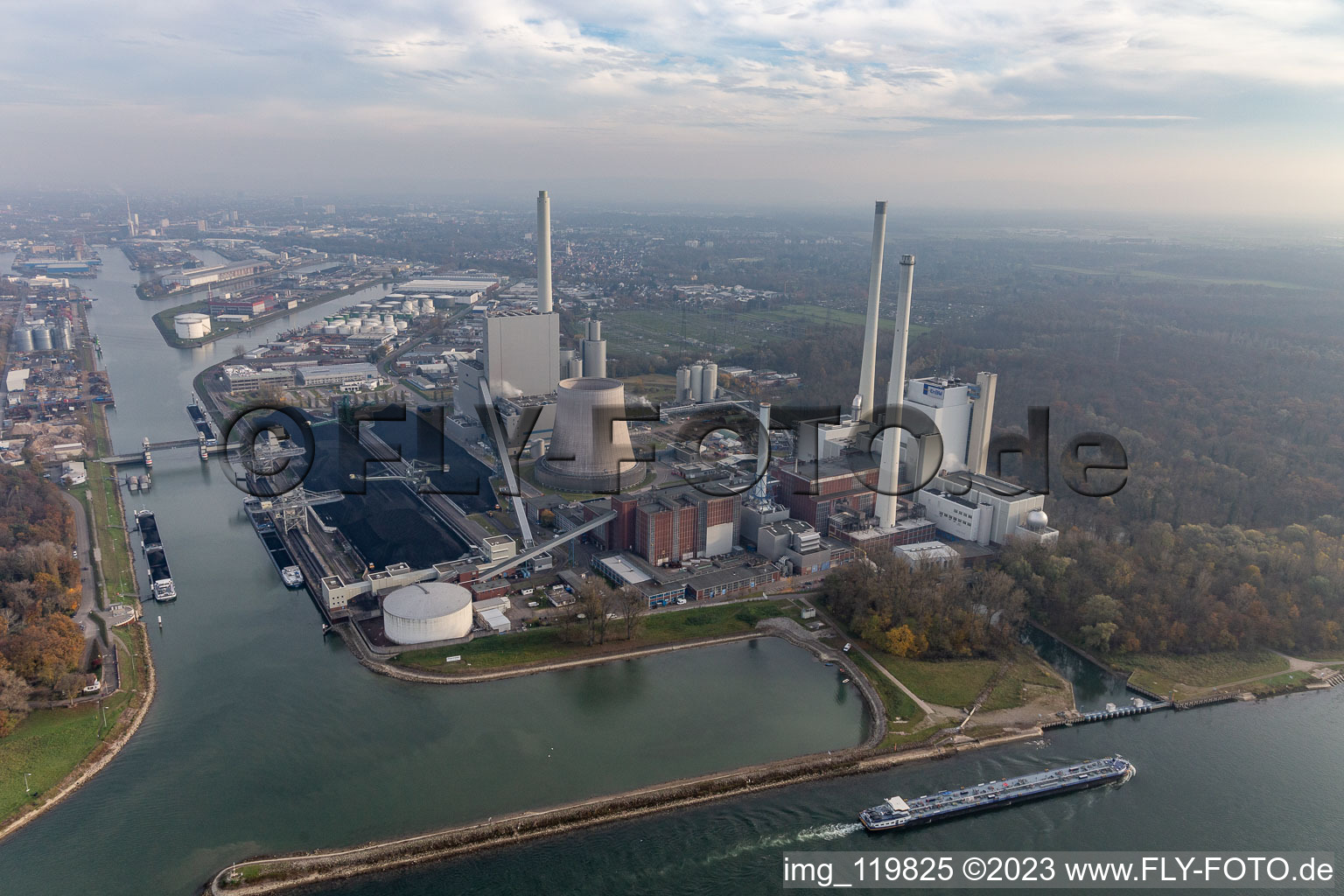 Luftbild von Kraftwerksanlagen des Kohlekraftwerkes der EnBW Energie Baden-Württemberg AG, Rheinhafen-Dampfkraftwerk Karlsruhe im Ortsteil Daxlanden in Karlsruhe, Deutschland