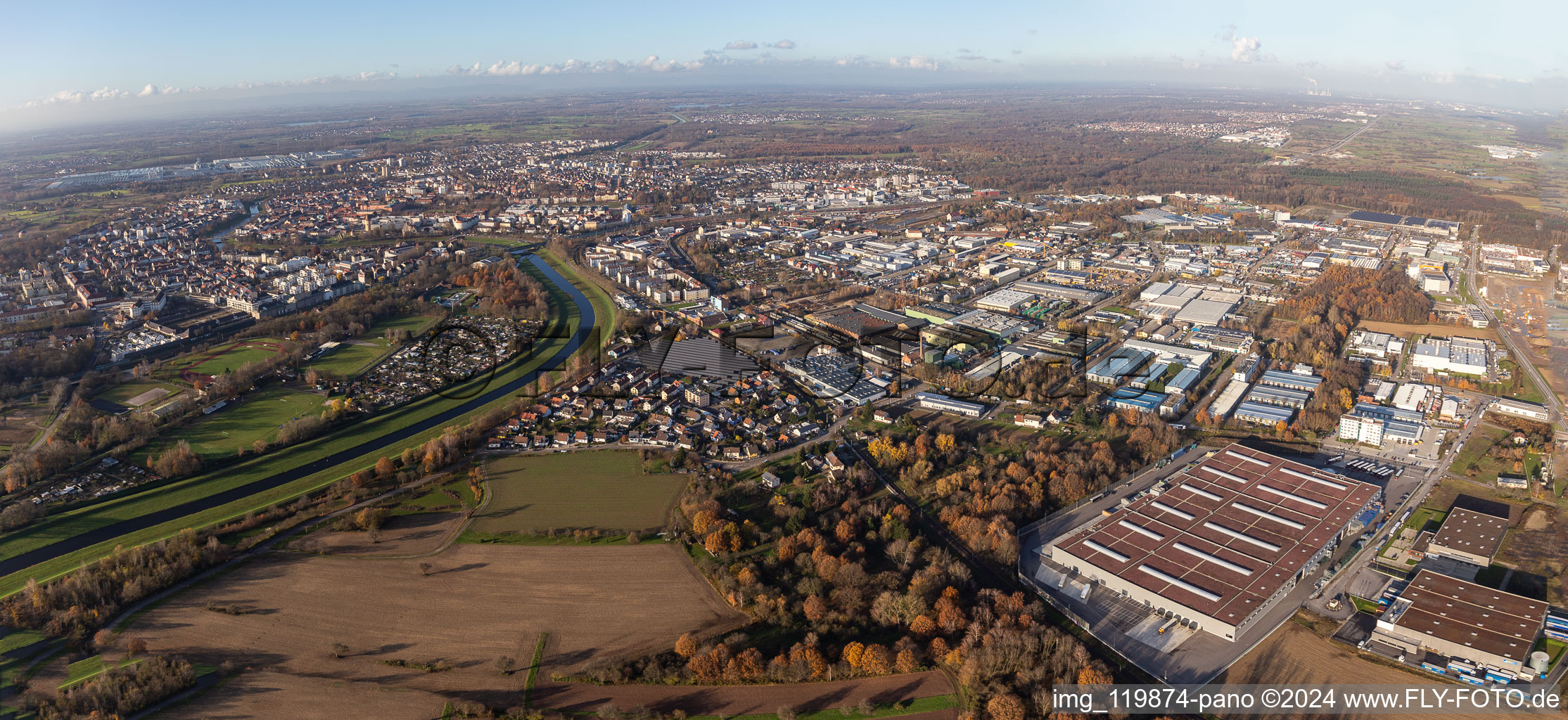 Firmengelände der von Duvenbeck Rastatt, POLYTEC INDUSTRIELACKIERUNGEN GmbH & Co.KG und TI Automotive Technology Center GmbH mit Hallen, Firmengebäuden und Produktionsstätten in Rastatt im Bundesland Baden-Württemberg, Deutschland