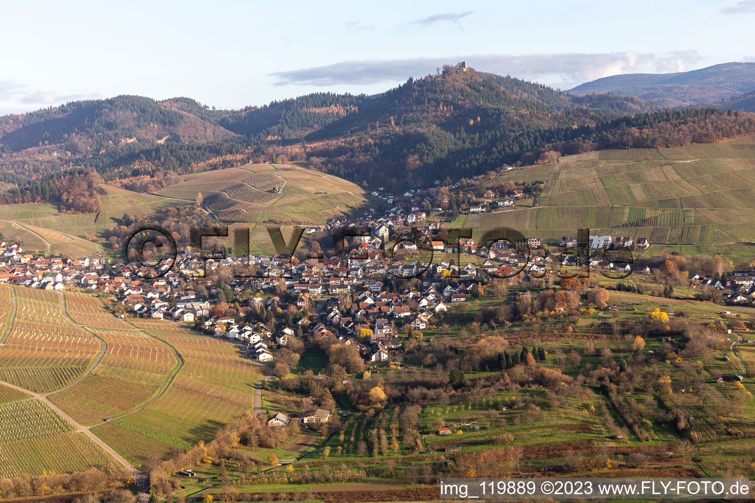 Dorf - Ansicht zu Füßen der Yburg in Varnhalt in Baden-Baden im Bundesland Baden-Württemberg, Deutschland