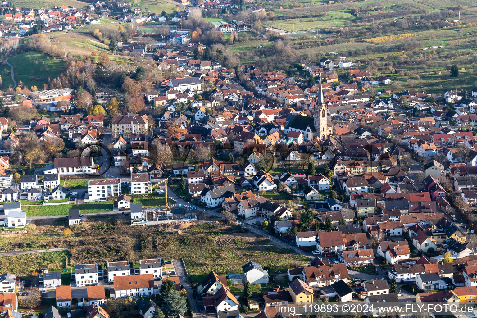 Kirchengebäude von Süden im Ortszentrum in Steinbach in Baden-Baden im Bundesland Baden-Württemberg, Deutschland