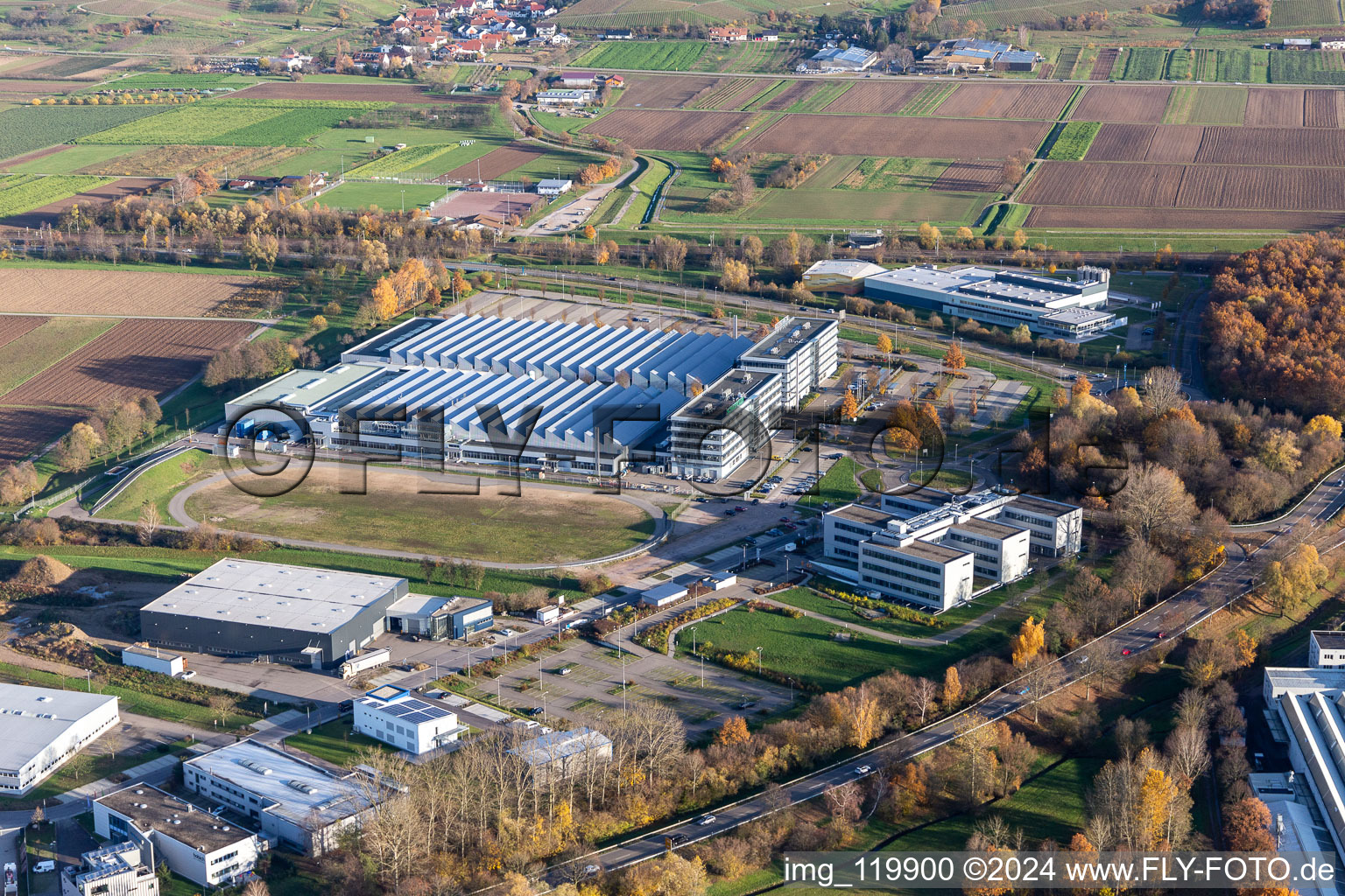 Gebäude und Produktionshallen auf dem Fahrzeugbau- Werksgelände der Schaeffler Automotive Bühl GmbH & Co. KG in Bühl im Ortsteil Vimbuch im Bundesland Baden-Württemberg, Deutschland