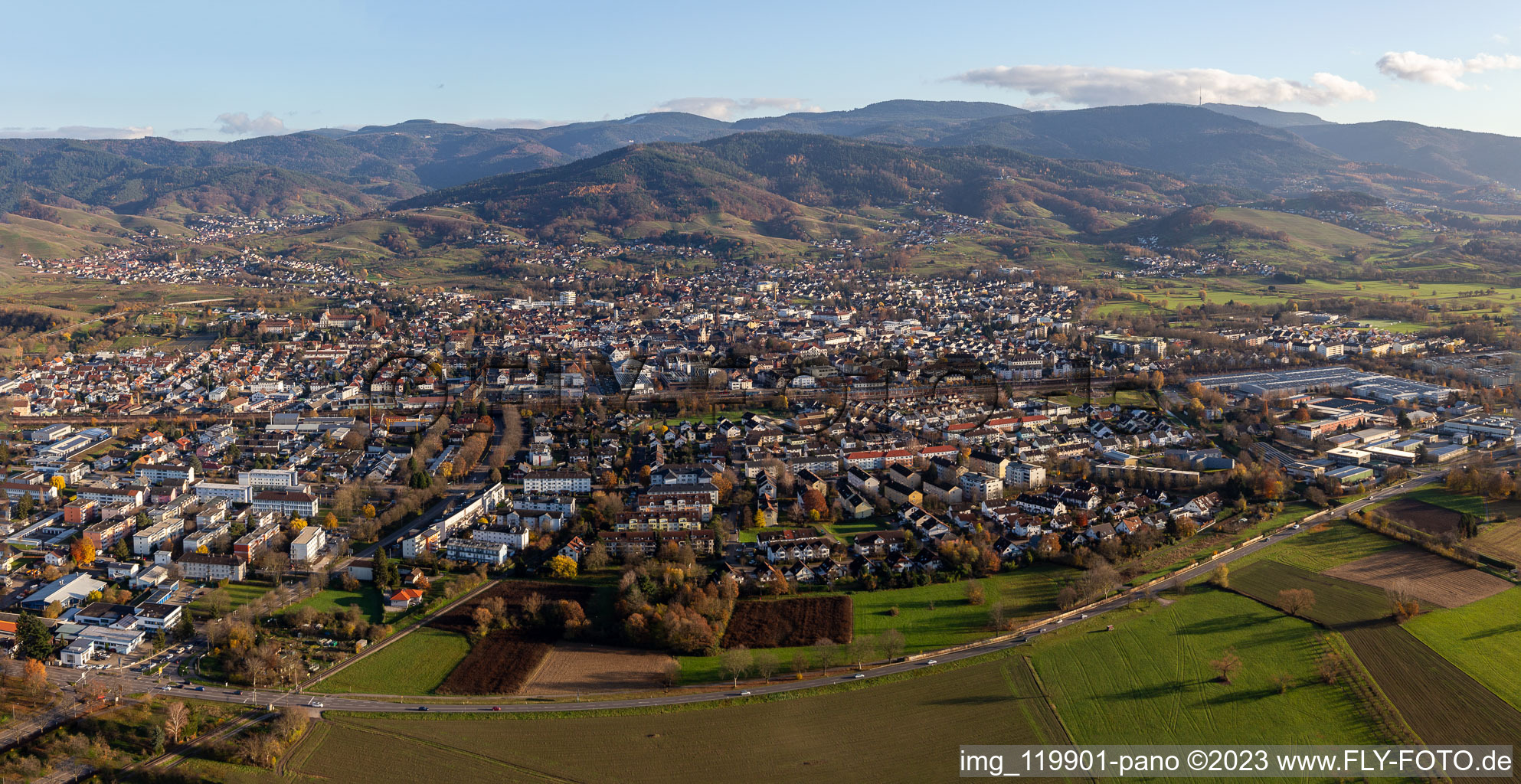 Stadtgebiet mit Außenbezirken und Innenstadtbereich am Schwarzwaldrand in Bühl im Bundesland Baden-Württemberg, Deutschland