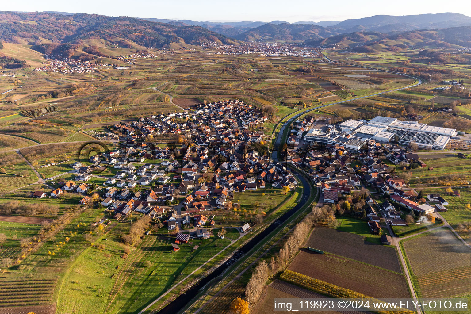Luftbild von Ortschaft an den Fluss- Uferbereichen der Rench in Stadelhofen in Oberkirch im Bundesland Baden-Württemberg, Deutschland
