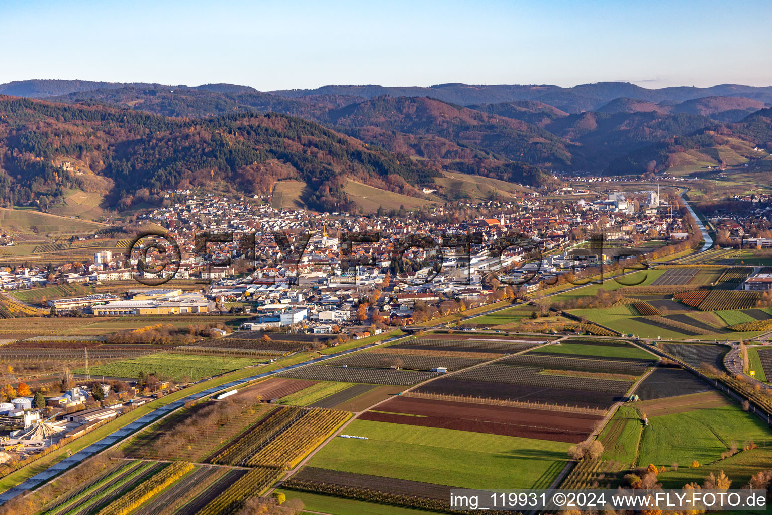 Stadtansicht am Ufer des Flußverlaufes der Rench am Schwarzwaldrand in Oberkirch im Ortsteil Gaisbach im Bundesland Baden-Württemberg, Deutschland