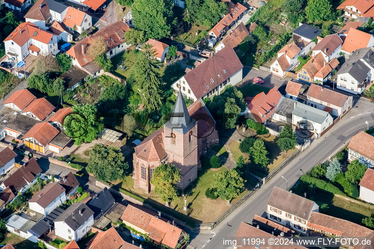 Luftbild von Kirchengebäude im Dorfkern in Rohrbach im Bundesland Rheinland-Pfalz, Deutschland