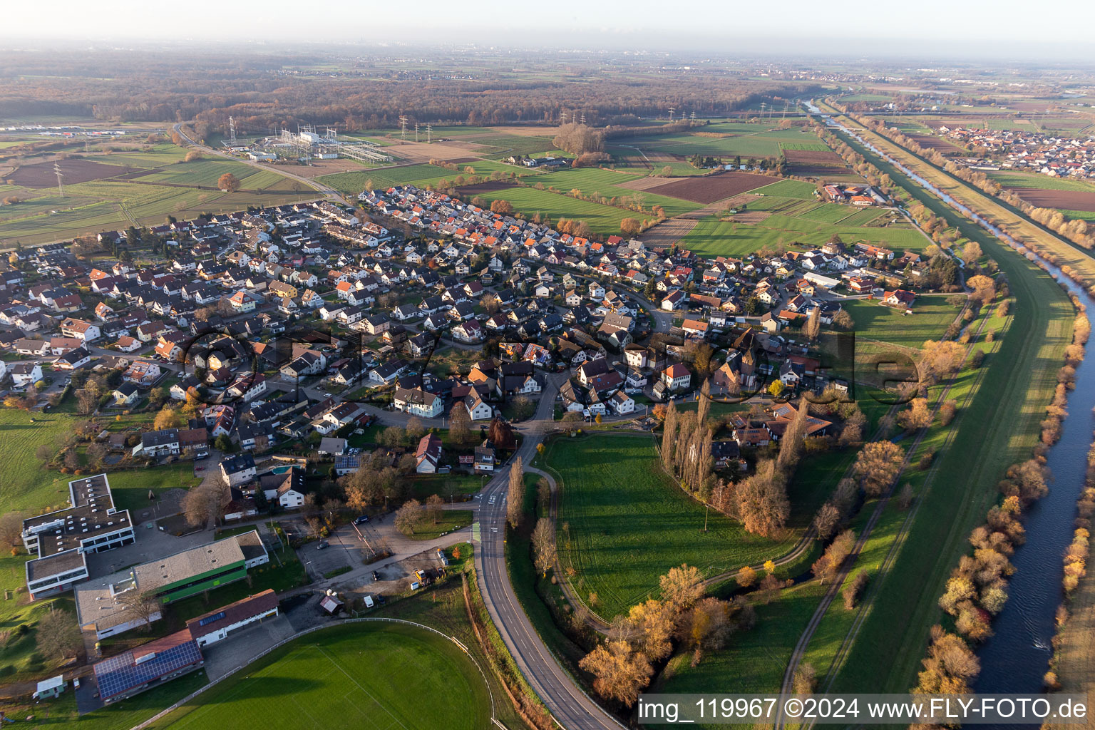 Dorfkern an den Fluß- Uferbereichen der Kinzig in Weier in Offenburg im Bundesland Baden-Württemberg, Deutschland