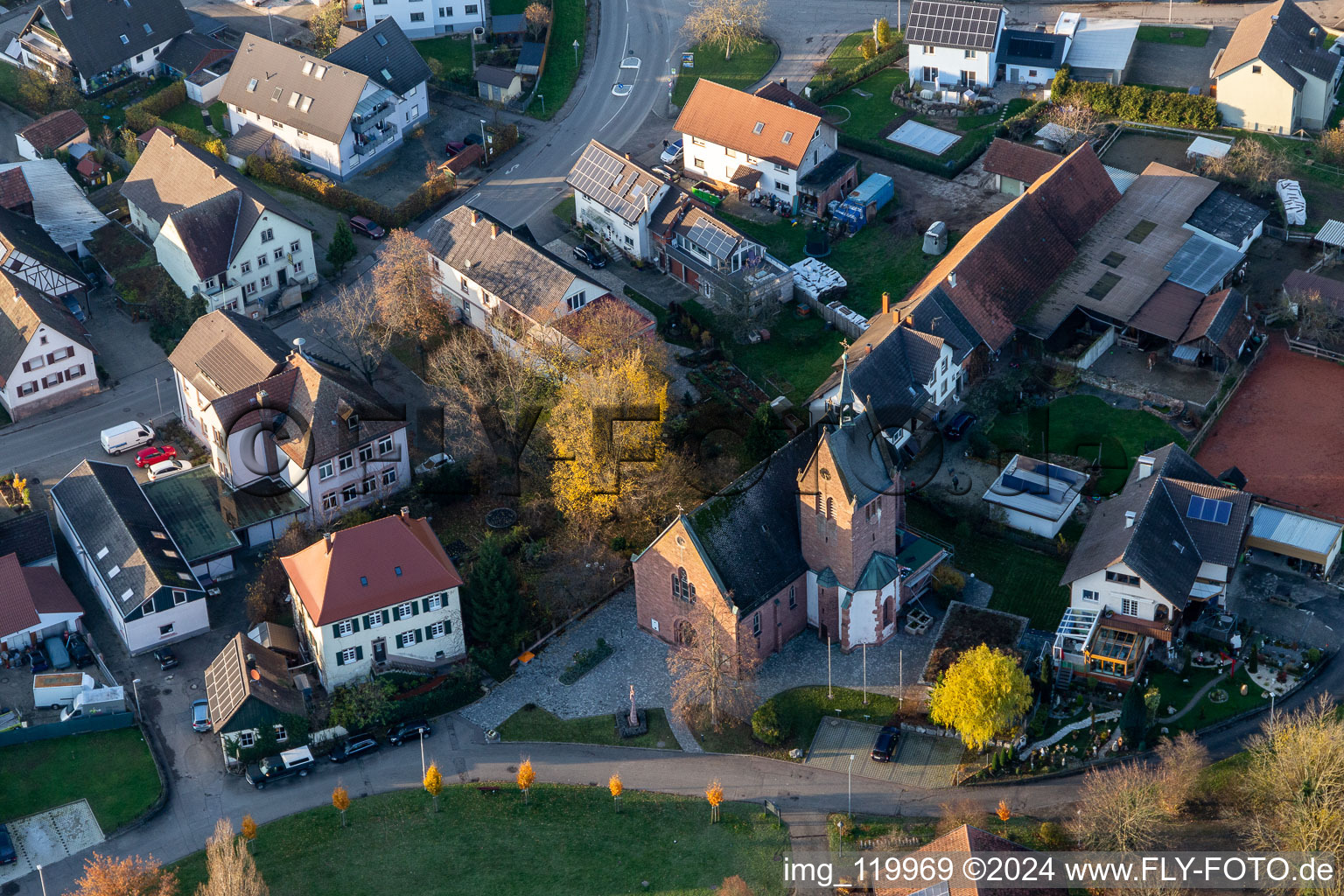 Kirchengebäude der Evangelischen Matthäusgemeinde im Dorfkern in Weier in Offenburg im Bundesland Baden-Württemberg, Deutschland