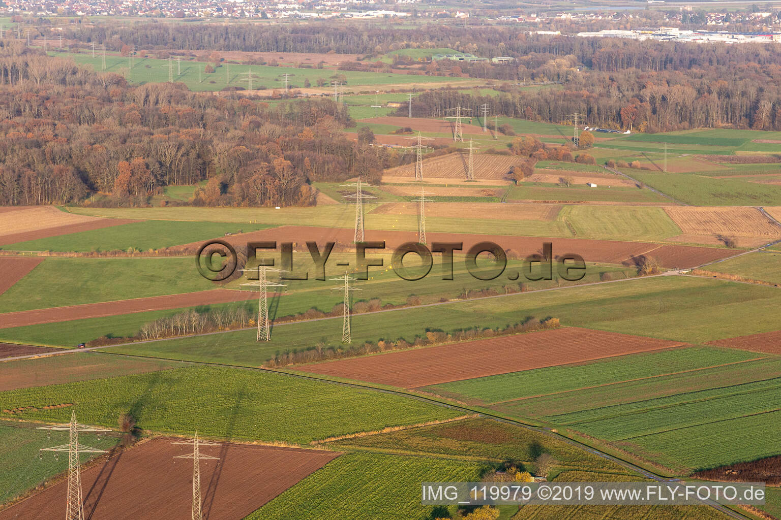Luftbild von Reflektoren an Hochspannungsleitung in Offenburg im Bundesland Baden-Württemberg, Deutschland