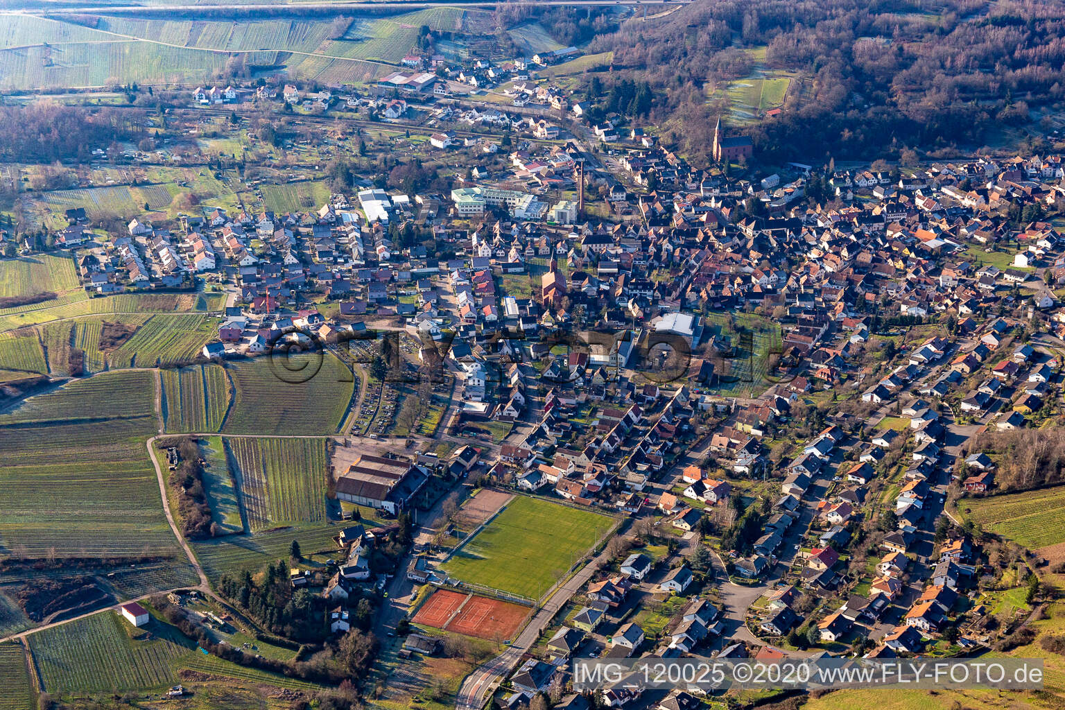Drohnenbild von Albersweiler im Bundesland Rheinland-Pfalz, Deutschland