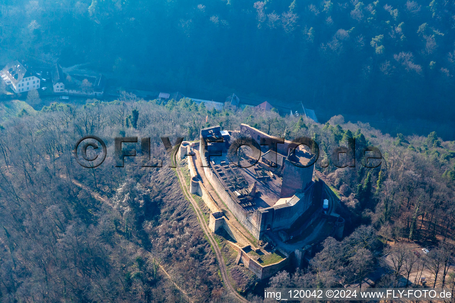 Luftbild von Ruine Burg Landeck in Klingenmünster im Bundesland Rheinland-Pfalz, Deutschland