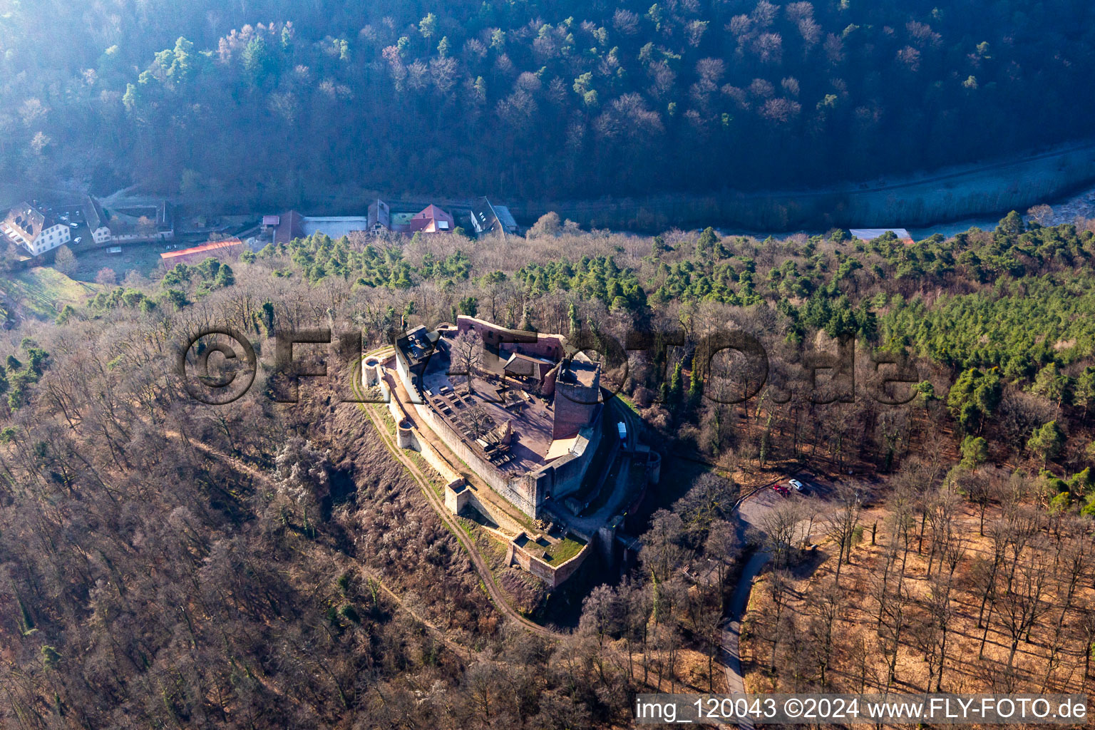 Luftaufnahme von Ruine Burg Landeck in Klingenmünster im Bundesland Rheinland-Pfalz, Deutschland