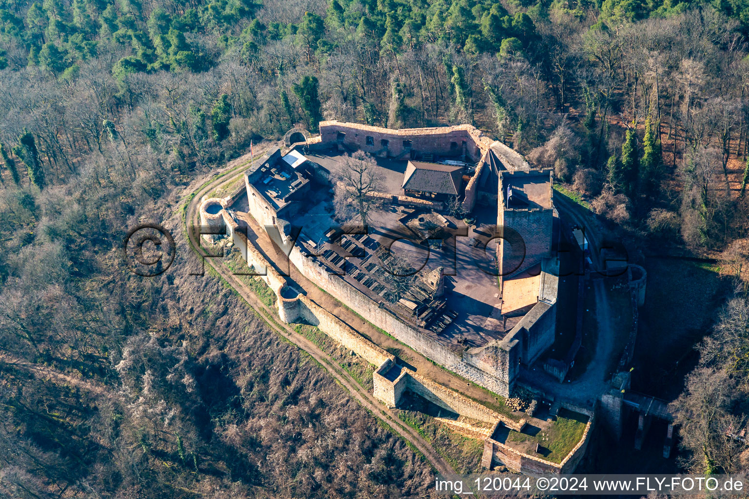 Luftbild von Ruine und Mauerreste der ehemaligen Burganlage Burg Landeck in Klingenmünster im Bundesland Rheinland-Pfalz, Deutschland