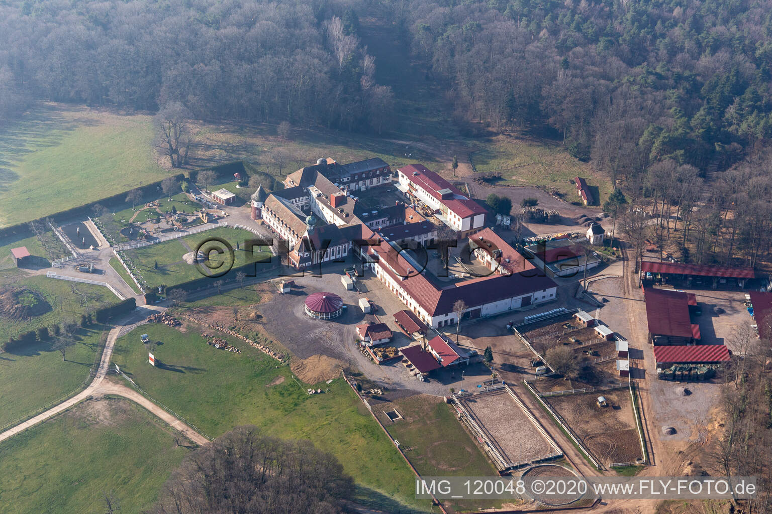Luftbild von Stall Fried auf dem Kloster Liebfrauenberg in Bad Bergzabern im Bundesland Rheinland-Pfalz, Deutschland