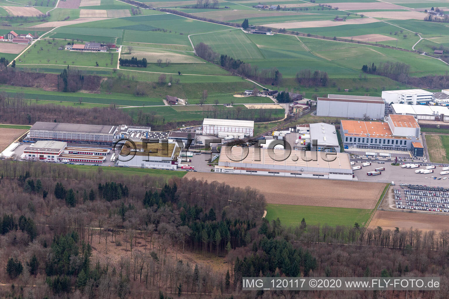 Luftaufnahme von Technische Anlagen im Industriegebiet Riburg mit Rodi Fructus, Kühne + Nagel, DPD, Galliker Transport AG und Louis Ditzler AG in Möhlin im Kanton Aargau, Schweiz