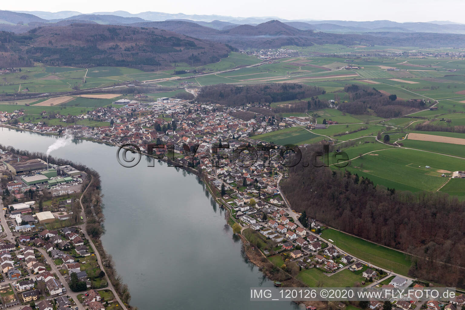 Dorfkern an den Fluß- Uferbereichen in Wallbach im Kanton Aargau in Wallbach AG, Schweiz
