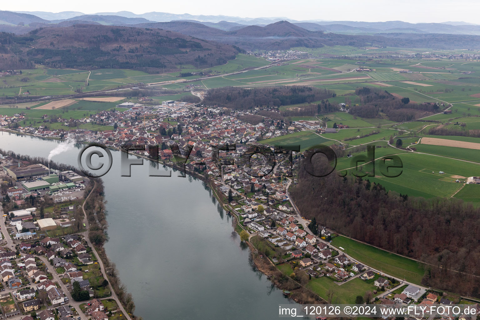 Dorfkern an den Fluß- Uferbereichen in Wallbach im Kanton Aargau in Wallbach AG, Schweiz