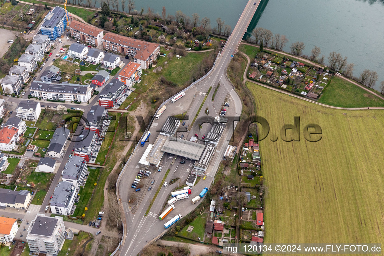 Grenzübergang - Zollanlage zum Grenzübertritt über den Rhein via Fridolinsbrücke nach Stein in der Schweiz in Bad Säckingen im Bundesland Baden-Württemberg, Deutschland