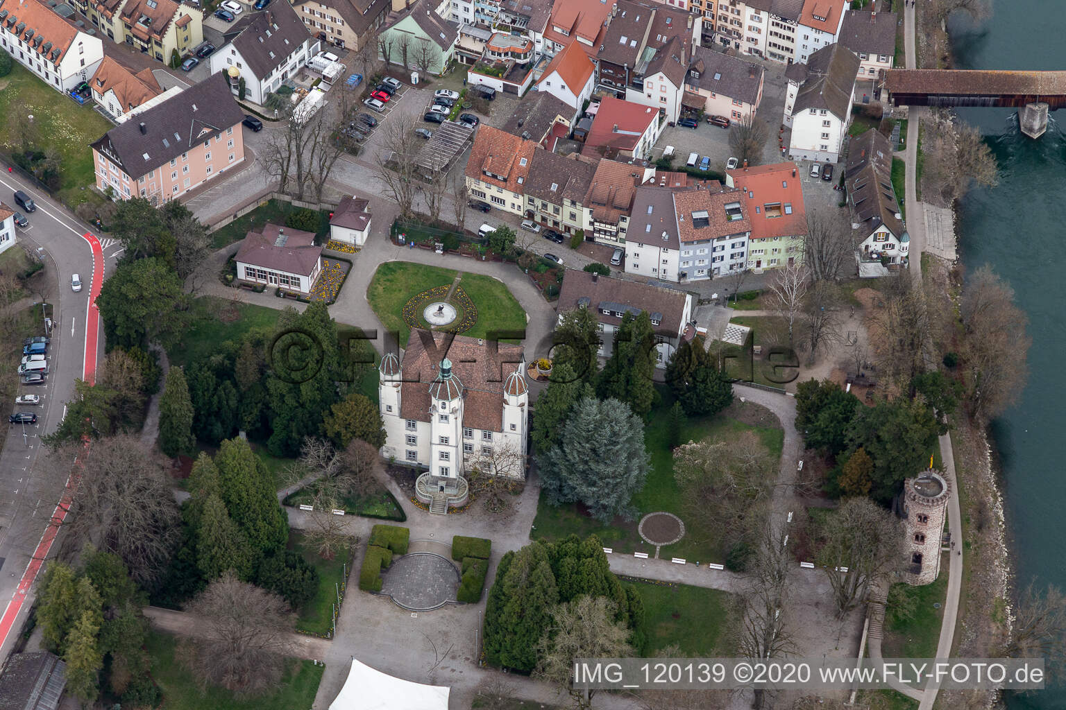 Gebäudekomplex im Schloßpark von Schloß Schönau mit Diebsturm und Orangerie in Bad Säckingen im Bundesland Baden-Württemberg, Deutschland