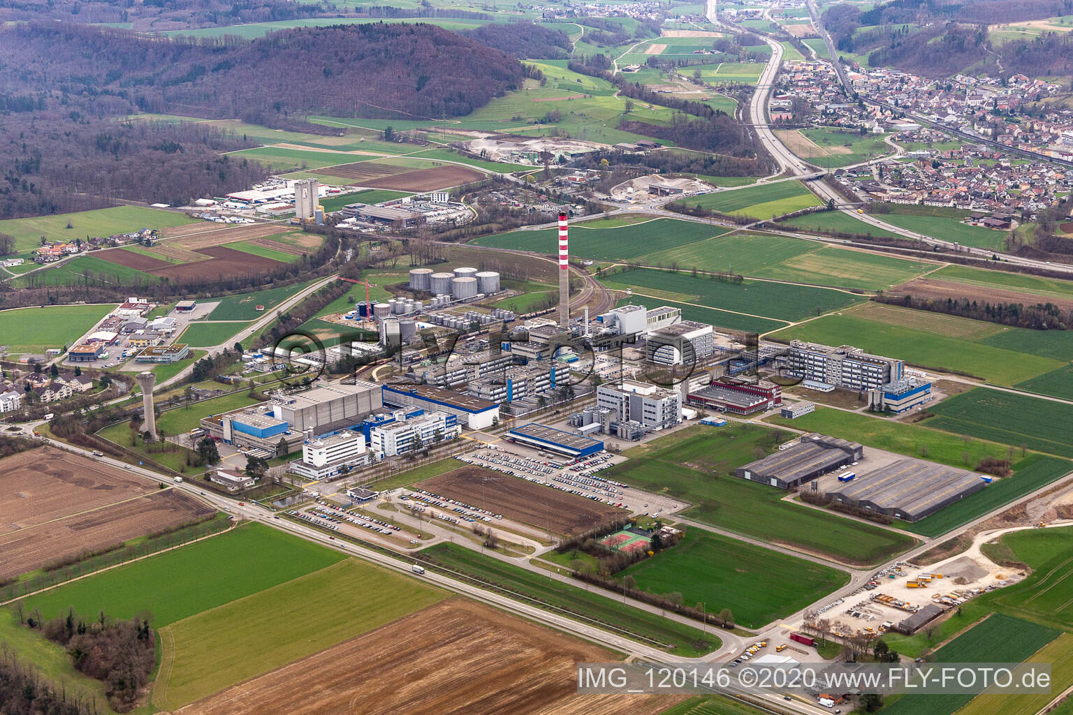 Firmengelände der DSM Nutritional Products AG Zweigniederlassung Werk Sisseln mit Hallen, Firmengebäuden und Produktionsstätten in Sisseln im Kanton Aargau in Eiken, Schweiz