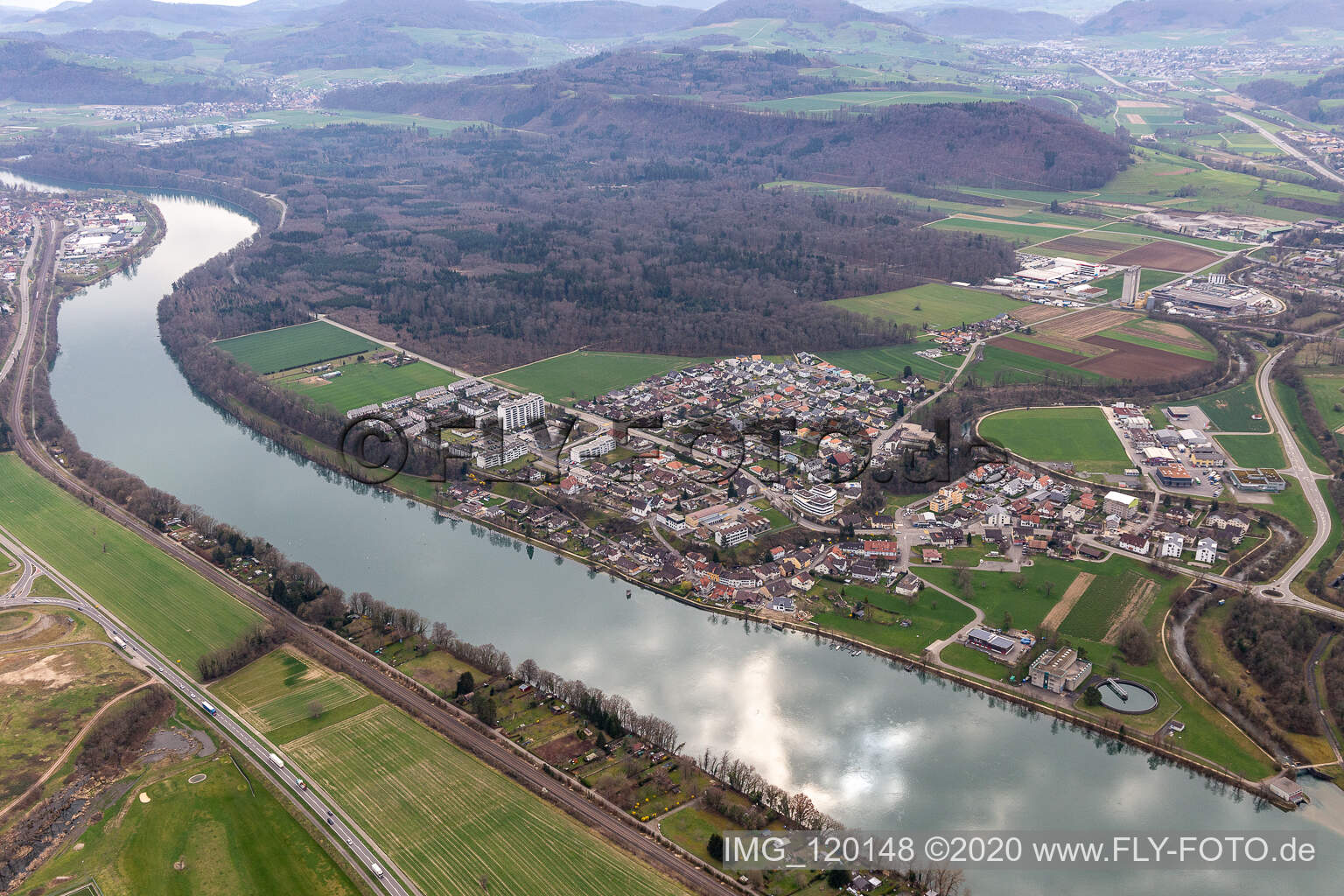 Ortschaft an den Fluss- Uferbereichen des Hochrhein in Sisseln im Kanton Aargau, Schweiz