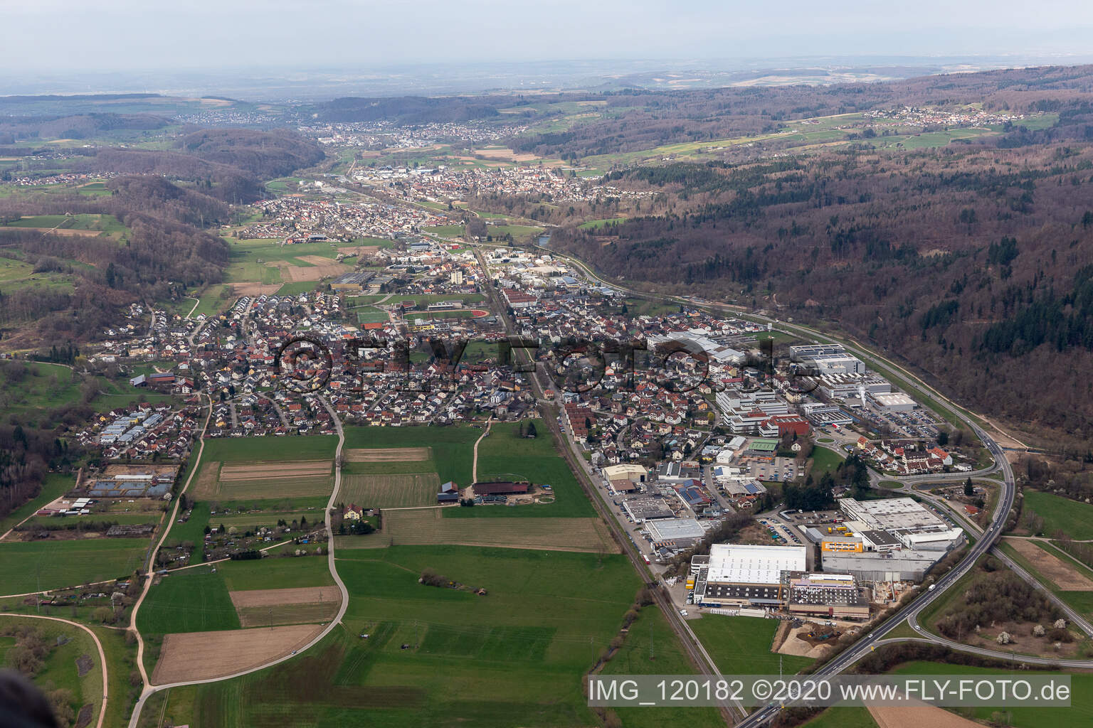 Ortsansicht der Straßen und Häuser der Wohngebiete in der von Bergen umgebenen Tallandschaft der Wiese in Maulburg im Bundesland Baden-Württemberg, Deutschland