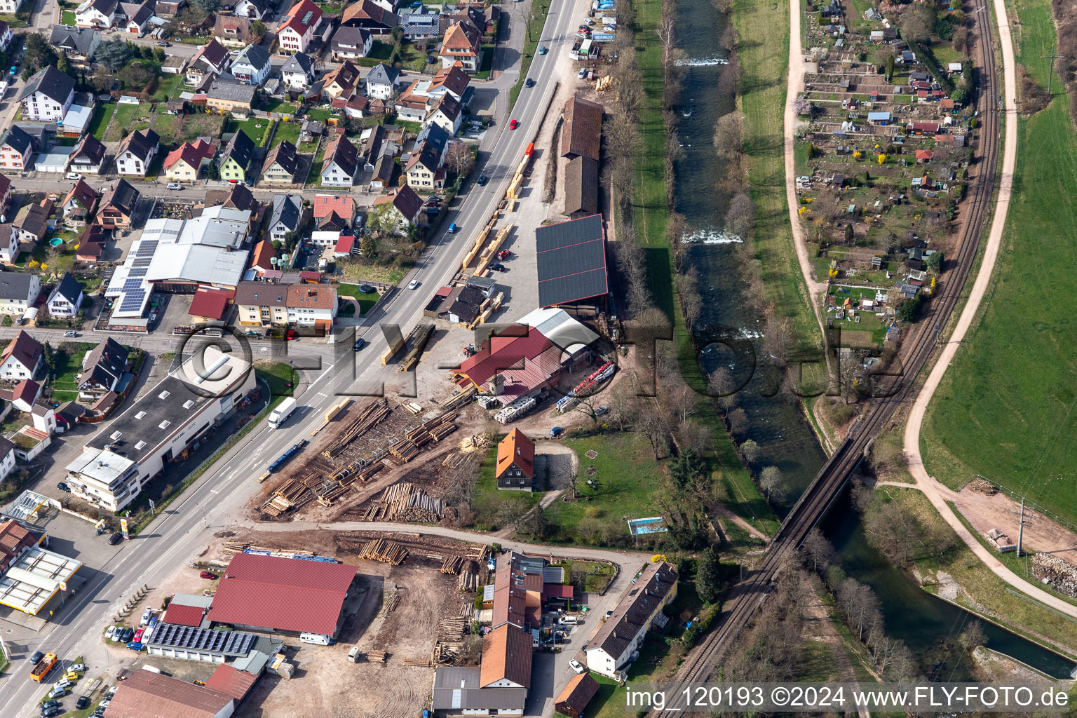 Gebäude und Produktionshallen auf dem Werksgelände des Sägewerk Otto Himmelsbach GmbH in Höllstein in Steinen im Bundesland Baden-Württemberg, Deutschland