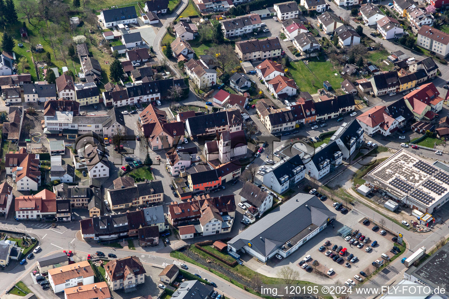 Kirchengebäude im Ortszentrum in Höllstein in Steinen im Bundesland Baden-Württemberg, Deutschland