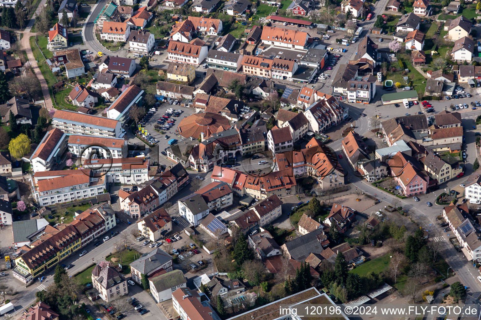 Platz- Ensemble mit 16 eckigem Neukauf Lebensmittelmarkt und im Innenstadt- Zentrum in Steinen im Bundesland Baden-Württemberg, Deutschland