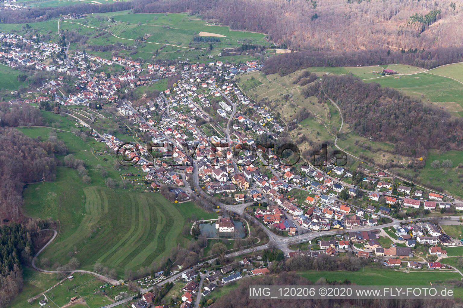 Luftbild von Inzlinger Wasserschloss und Ortsansicht der Straßen und Häuser in Inzlingen im Bundesland Baden-Württemberg, Deutschland