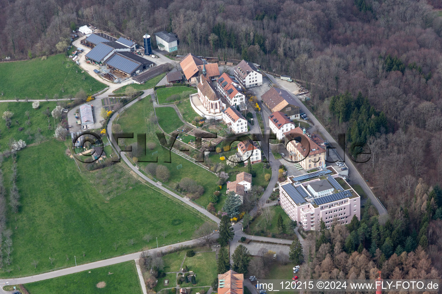Luftbild von Gebäude des Chrischona-Campus und Diakonissen Mutterhaus in Bettingen im Kanton Basel im Bundesland Basel-Stadt, Schweiz