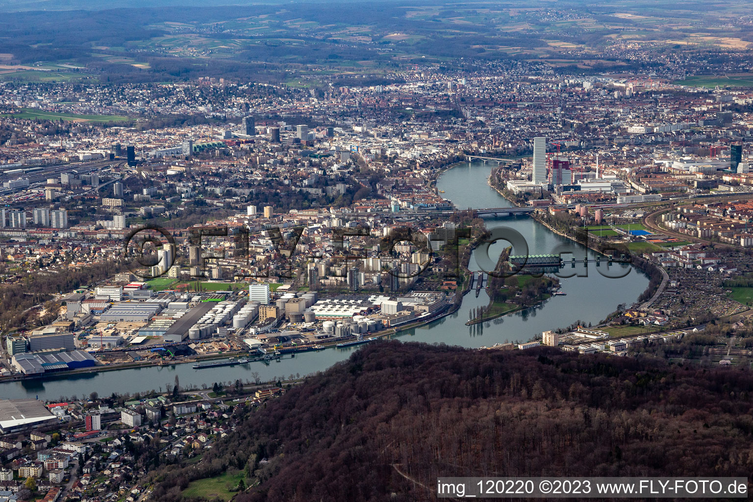Stadtansicht am Ufer des Flußverlaufes des Rhein in Birsfelden und Basel im Kanton Basel-Landschaft, Schweiz