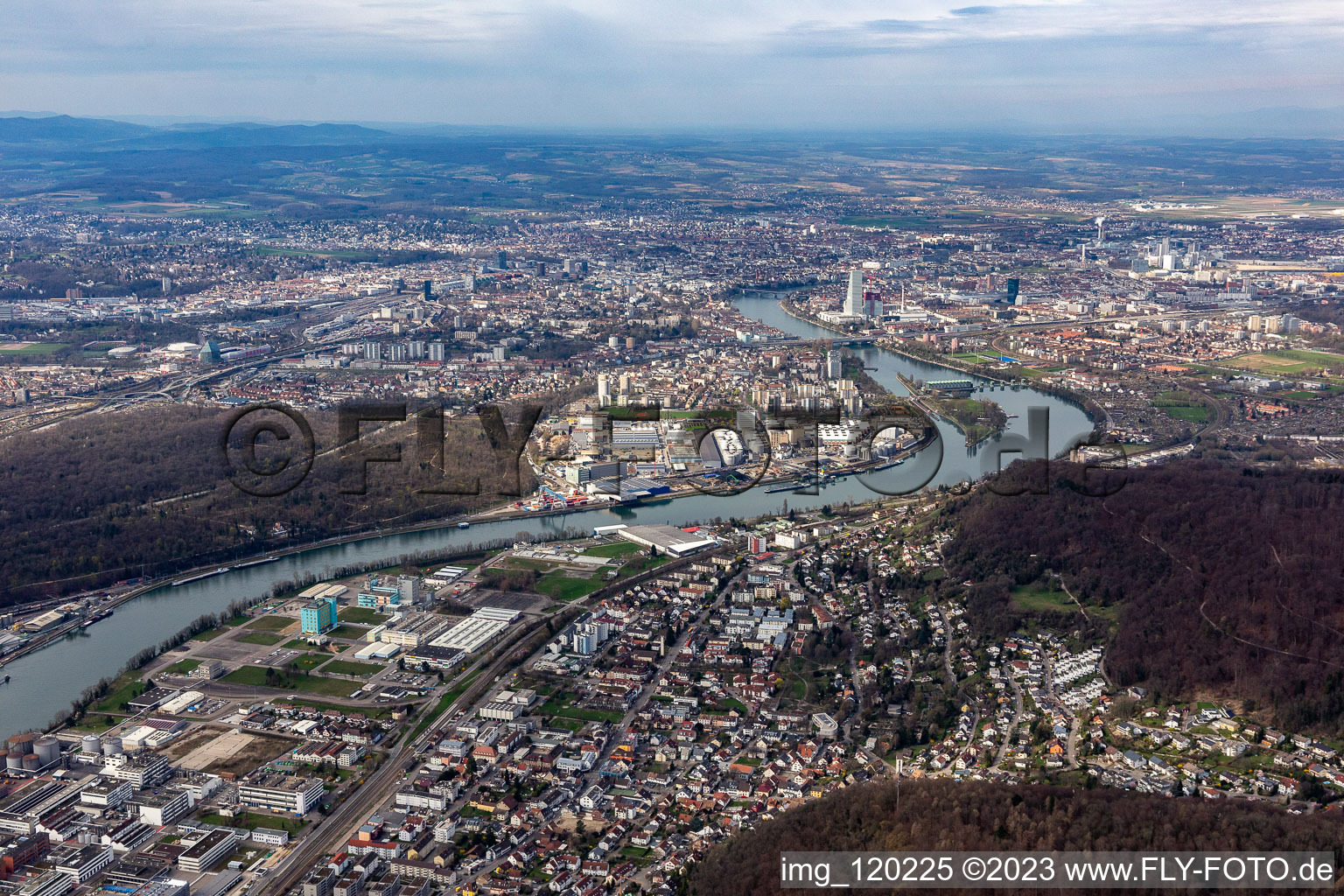 Luftbild von Stadtansicht am Ufer des Flußverlaufes des Rhein in Birsfelden und Basel im Kanton Basel-Landschaft, Schweiz