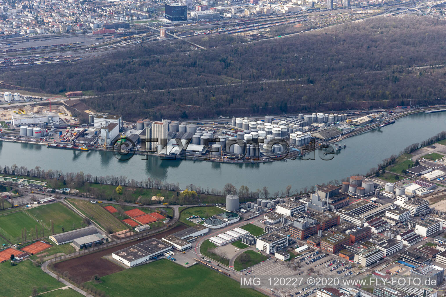 Das Tanklager im Auhafen in Muttenz in der Schweiz. Der am Ufer des Rheins gelegene Rheinhafen dient dem Warenumschlag für Industrie und Erdölprodukte in Birsfelden im Bundesland Basel-Landschaft