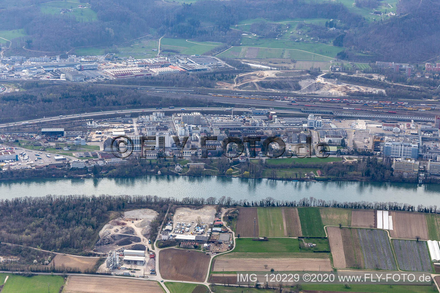 Gebäude und Produktionshallen auf dem Werksgelände der Coop Genossenschaft in Pratteln im Kanton Basel-Landschaft, Schweiz