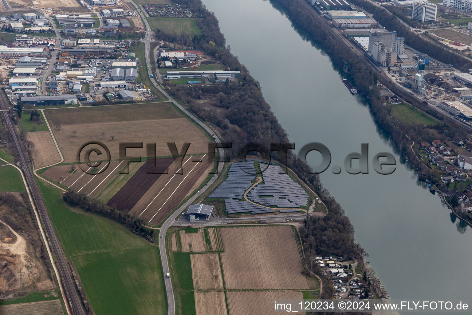 Solarkraftwerk am Römischen Brückenkopf Augusta Raurica in Rheinfelden im Bundesland Baden-Württemberg, Deutschland