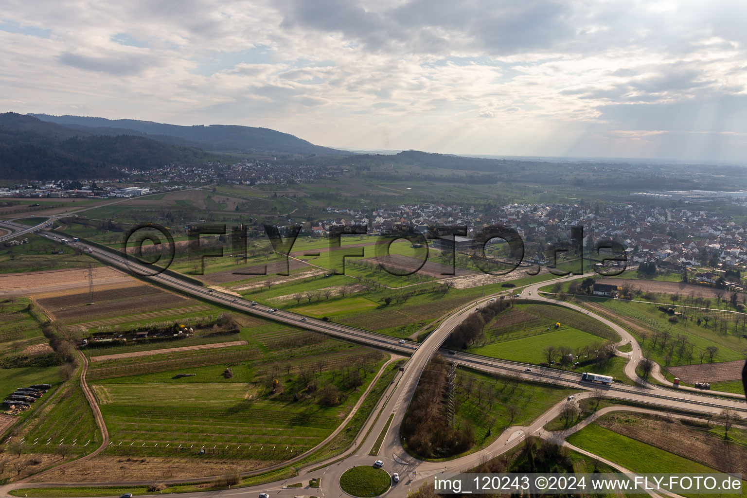 Luftaufnahme von B33 im Ortsteil Elgersweier in Offenburg im Bundesland Baden-Württemberg, Deutschland