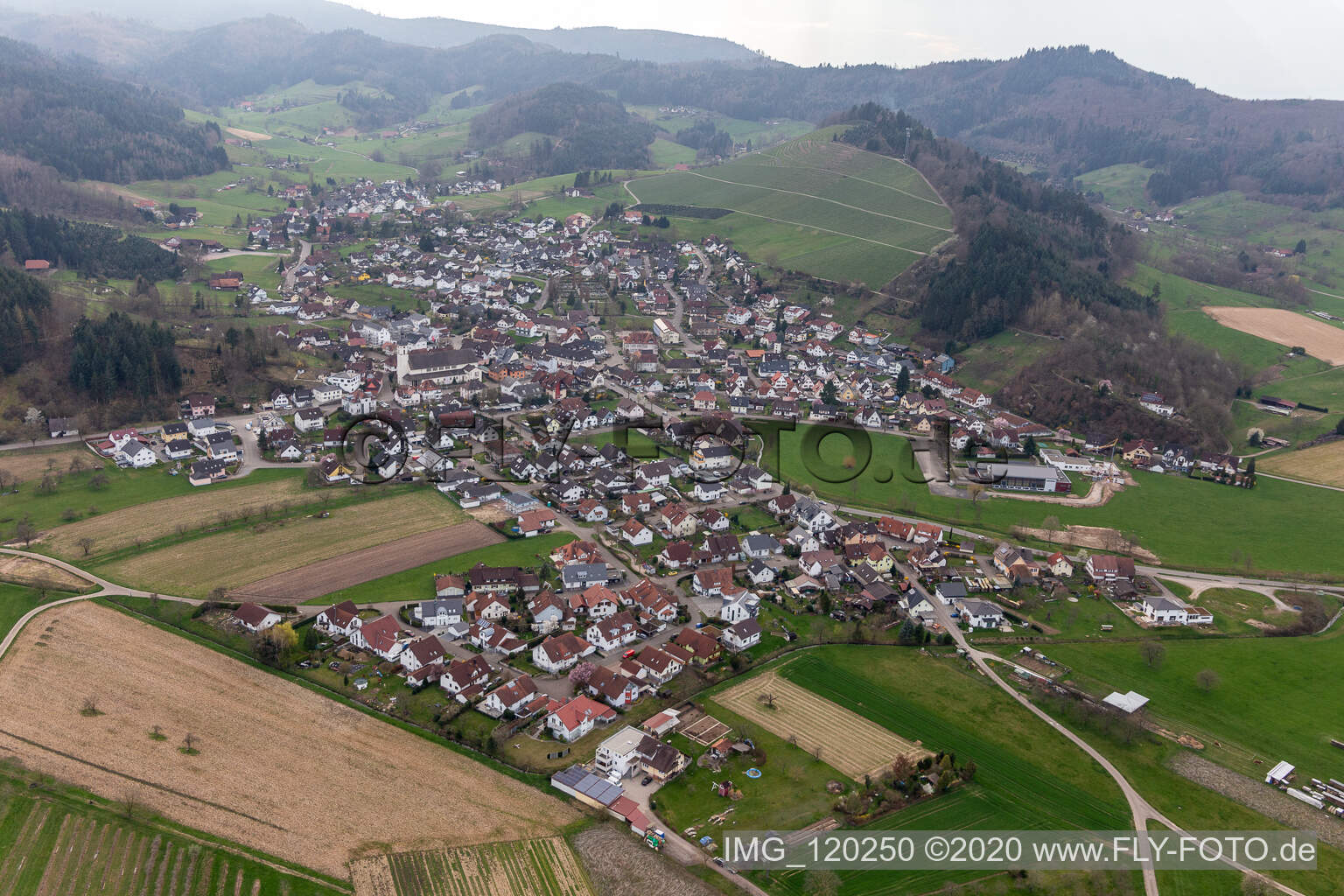 Schrägluftbild von Berghaupten im Bundesland Baden-Württemberg, Deutschland
