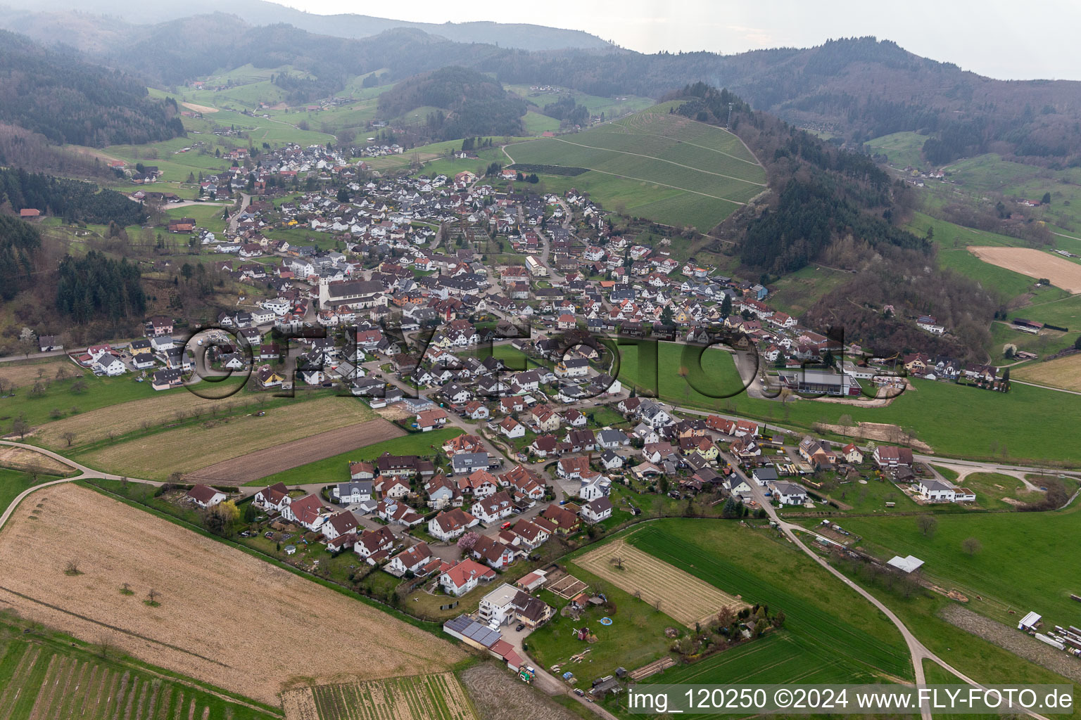 Schrägluftbild von Berghaupten im Bundesland Baden-Württemberg, Deutschland