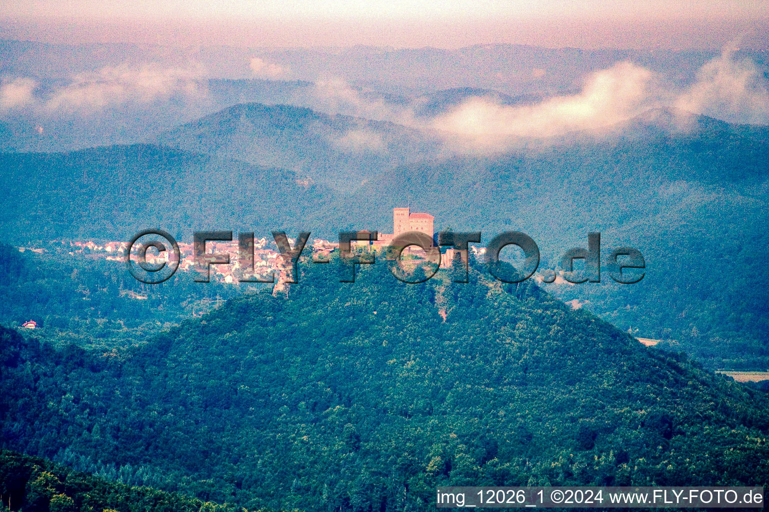 Burg Trifels von Westen im Ortsteil Bindersbach in Annweiler am Trifels im Bundesland Rheinland-Pfalz, Deutschland