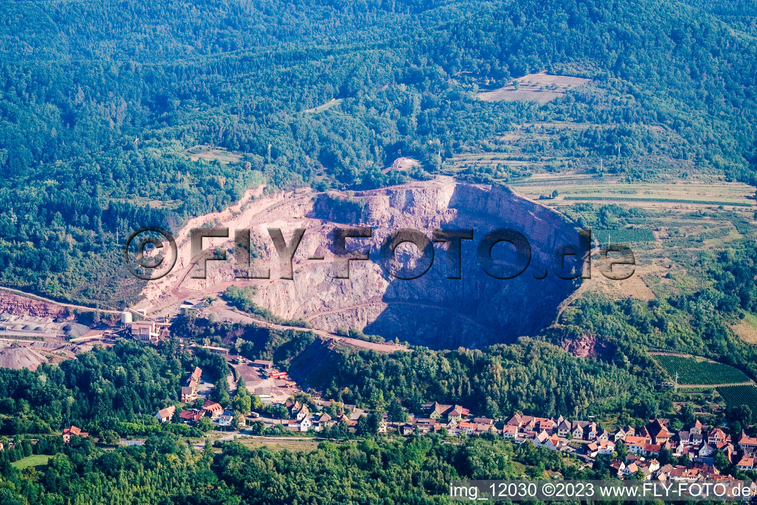 Albersweiler im Bundesland Rheinland-Pfalz, Deutschland aus der Drohnenperspektive