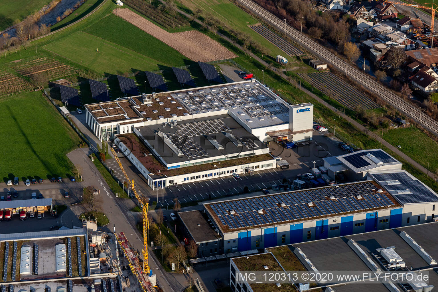 Firmengelände der BENZ GmbH Werkzeugsysteme mit Hallen, Firmengebäuden und Produktionsstätten in Haslach im Kinzigtal im Bundesland Baden-Württemberg, Deutschland