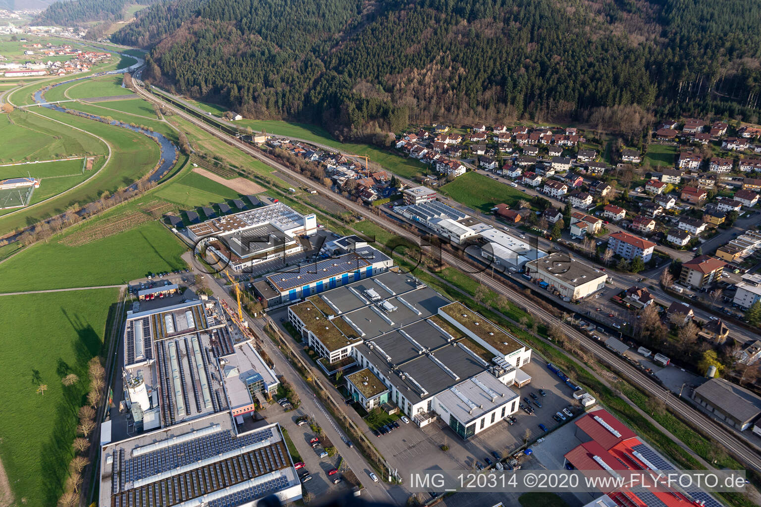Firmengelände der Foboha (Germany) GmbH mit Hallen, Firmengebäuden und Produktionsstätten in Haslach im Kinzigtal im Bundesland Baden-Württemberg, Deutschland