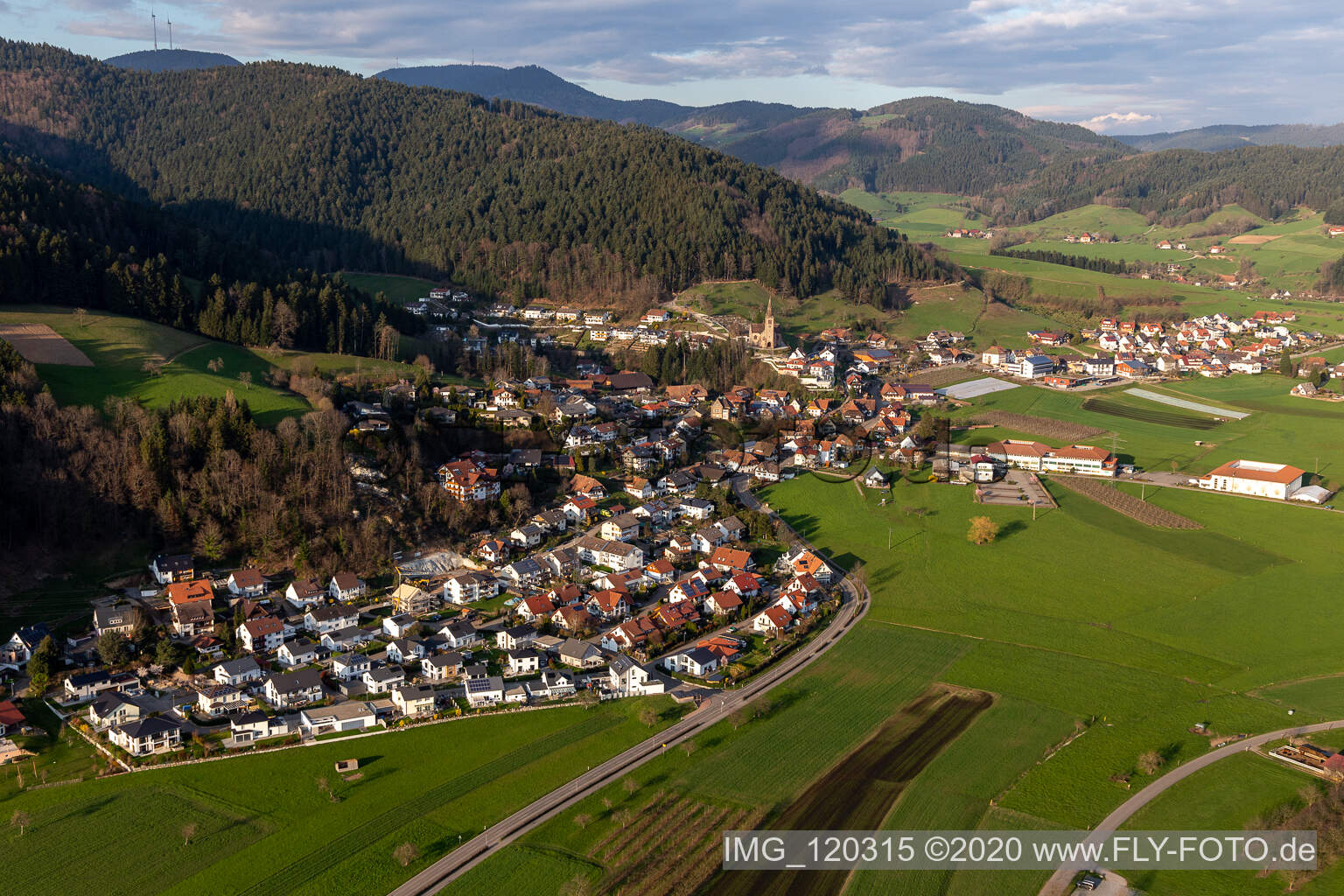 Wald- Gebiete und Forstflächen umsäumen das Siedlungsgebiet des Dorfes in Fischerbach im Bundesland Baden-Württemberg, Deutschland