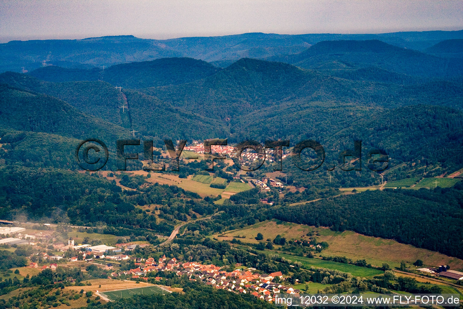 Ortsteil Gräfenhausen in Annweiler am Trifels im Bundesland Rheinland-Pfalz, Deutschland aus der Luft