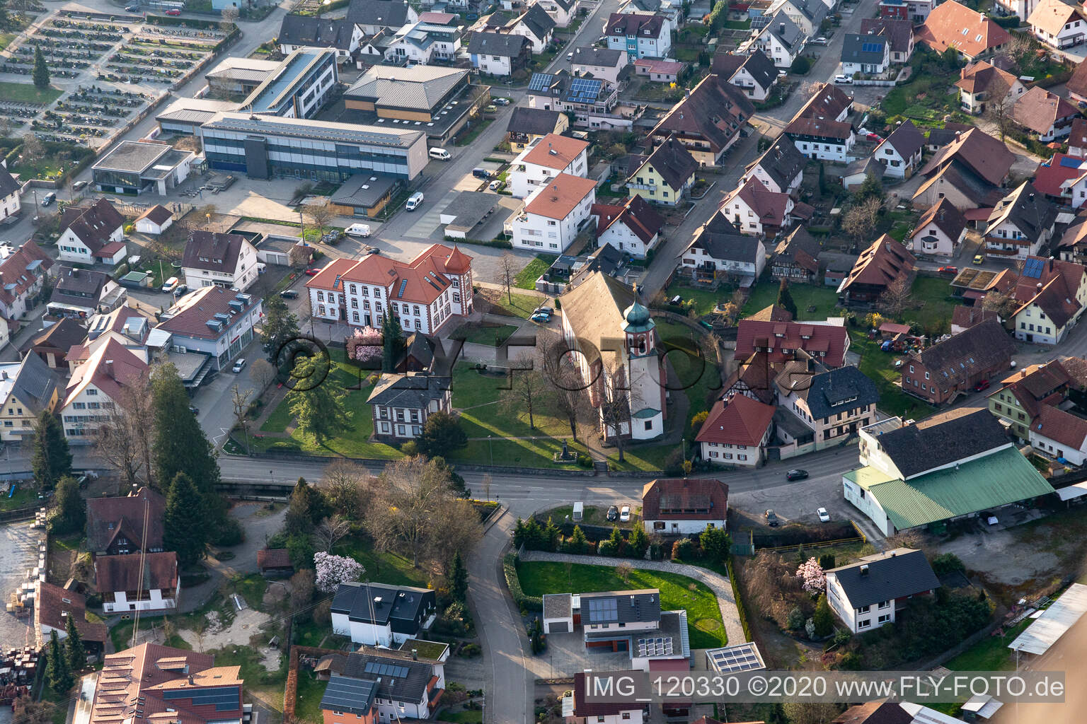 Luftbild von Pfarrkirche Heilig Kreuz in Steinach im Bundesland Baden-Württemberg, Deutschland