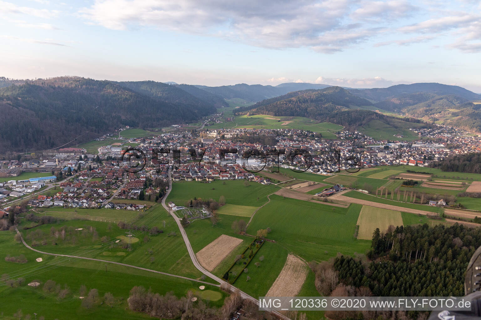 Luftaufnahme von Zell am Harmersbach im Bundesland Baden-Württemberg, Deutschland