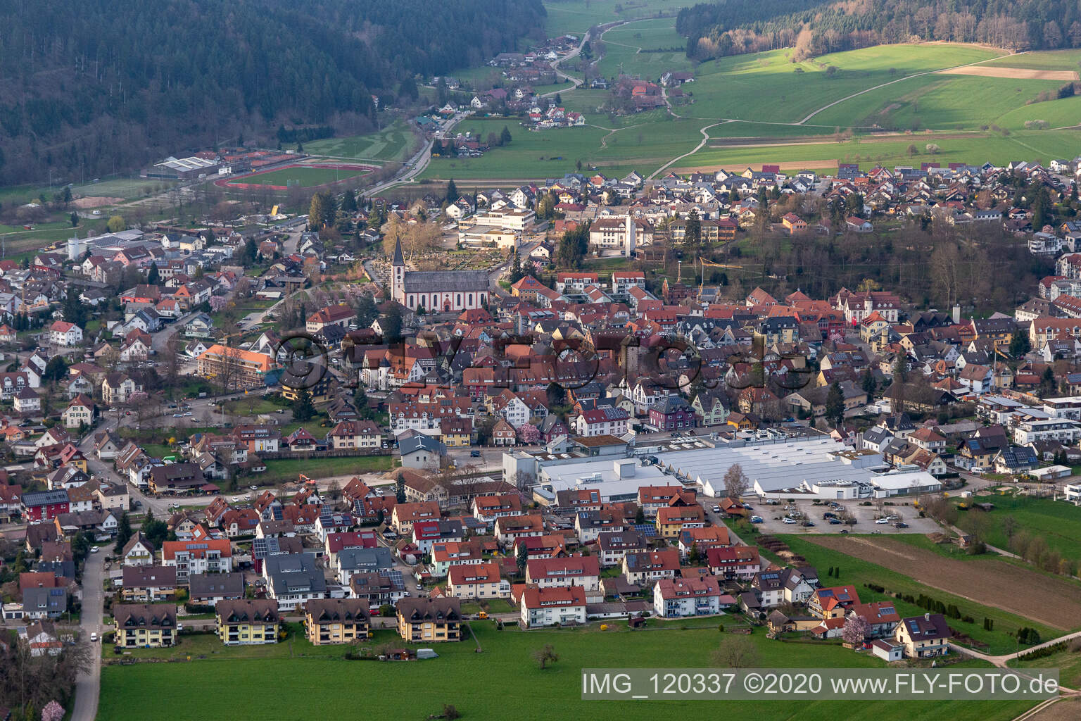 Ortsansicht der Straßen und Häuser der Wohngebiete in Zell am Harmersbach im Bundesland Baden-Württemberg, Deutschland