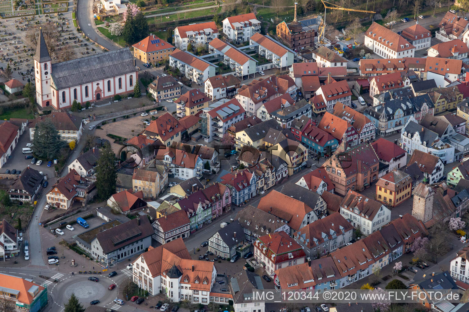 Luftbild von Altstadtbereich und Innenstadtzentrum in Zell am Harmersbach im Bundesland Baden-Württemberg, Deutschland