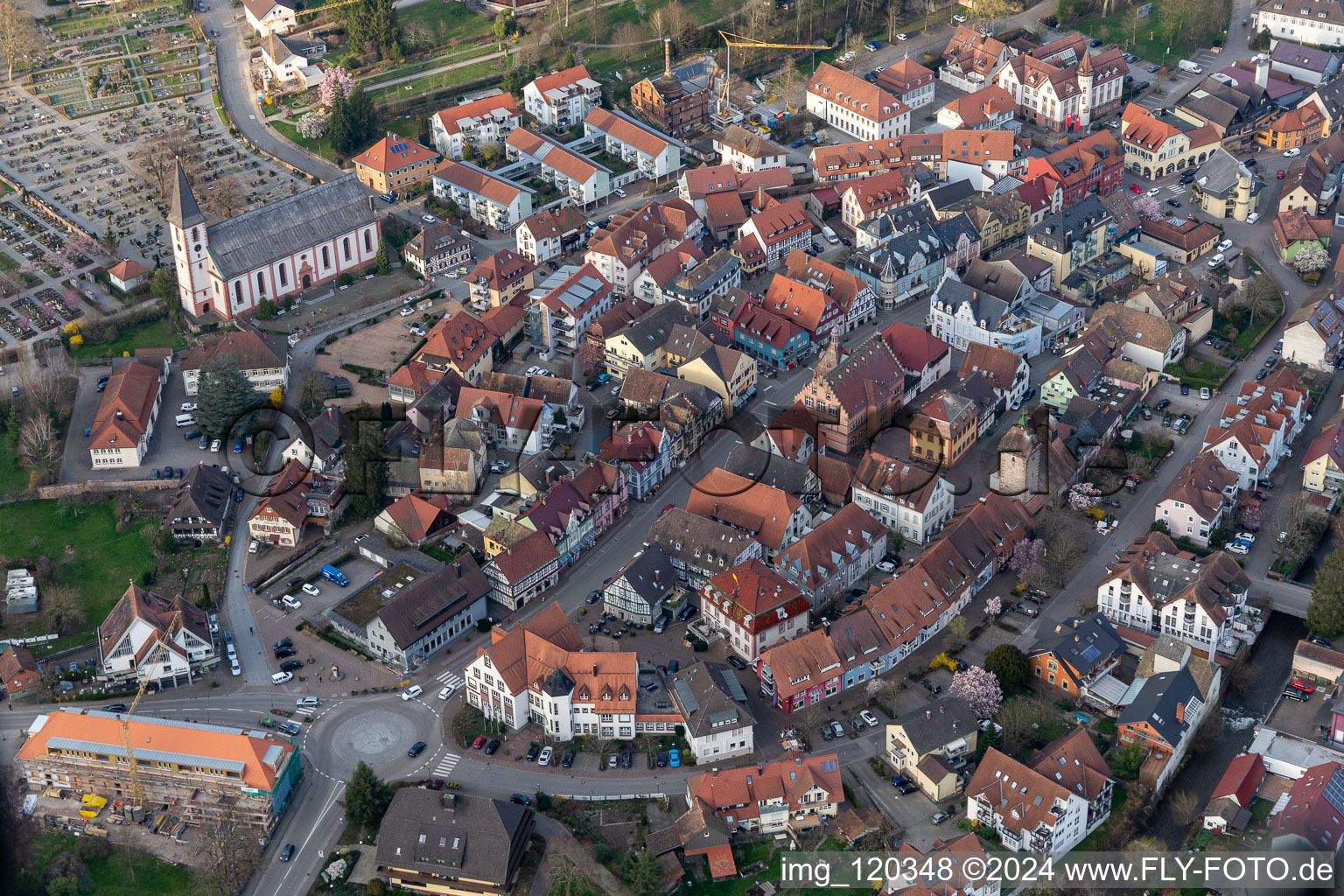 Luftaufnahme von Altstadtbereich und Innenstadtzentrum in Zell am Harmersbach im Bundesland Baden-Württemberg, Deutschland