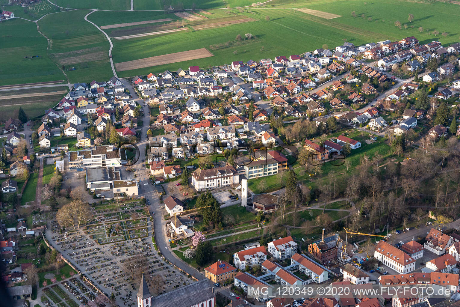 Schrägluftbild von Zell am Harmersbach im Bundesland Baden-Württemberg, Deutschland